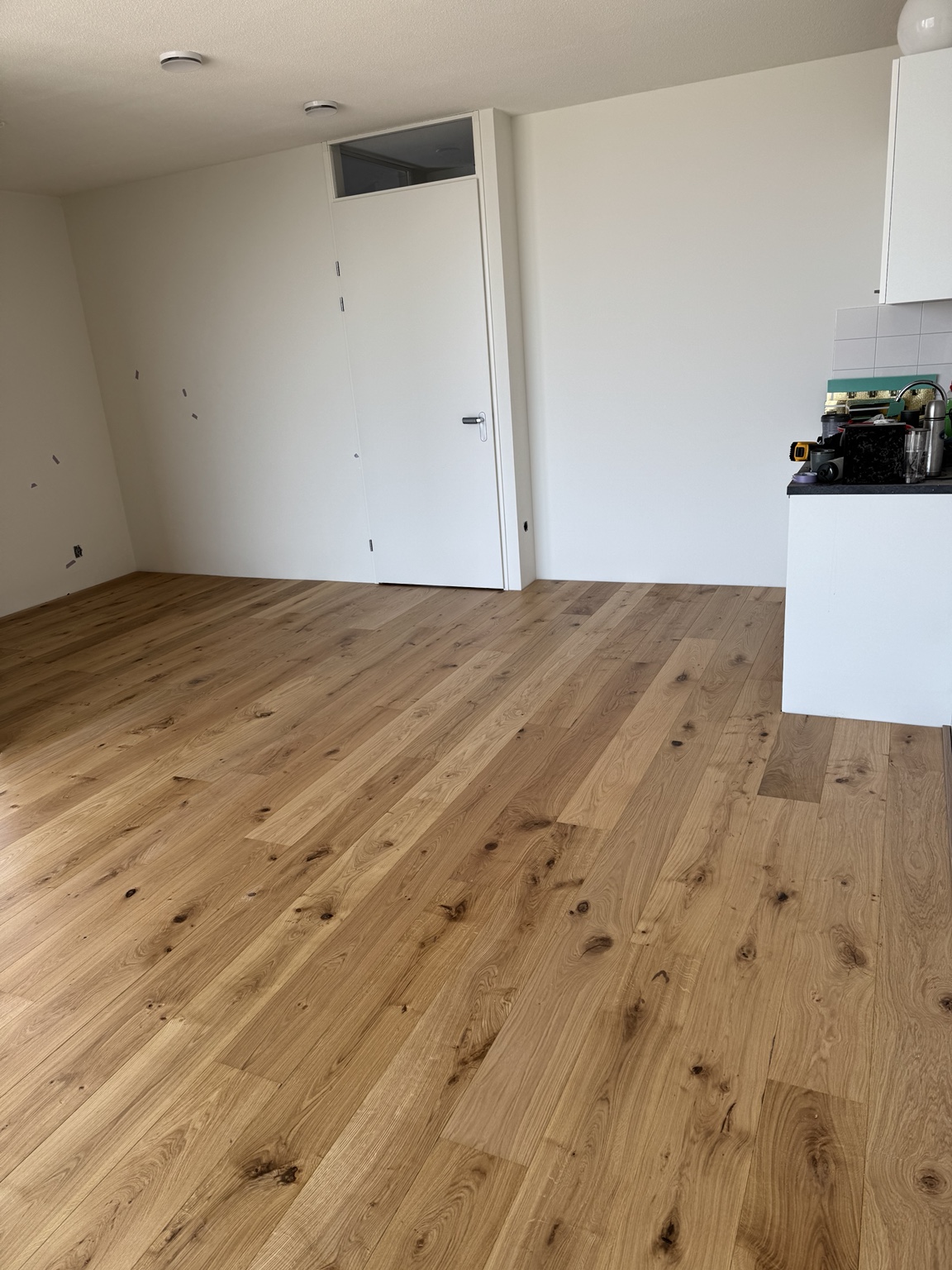 Vloer met houtuitstraling in de woonkamer van een woning in Sloterdijk Amsterdam