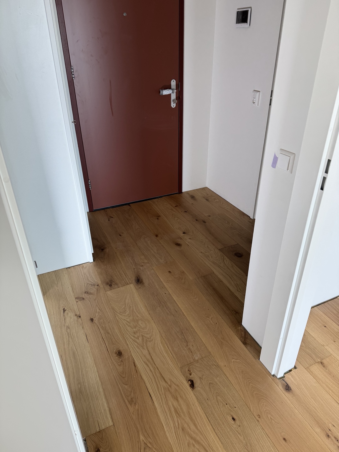 Vloer met houtuitstraling in de hal van een woning in Sloterdijk Amsterdam