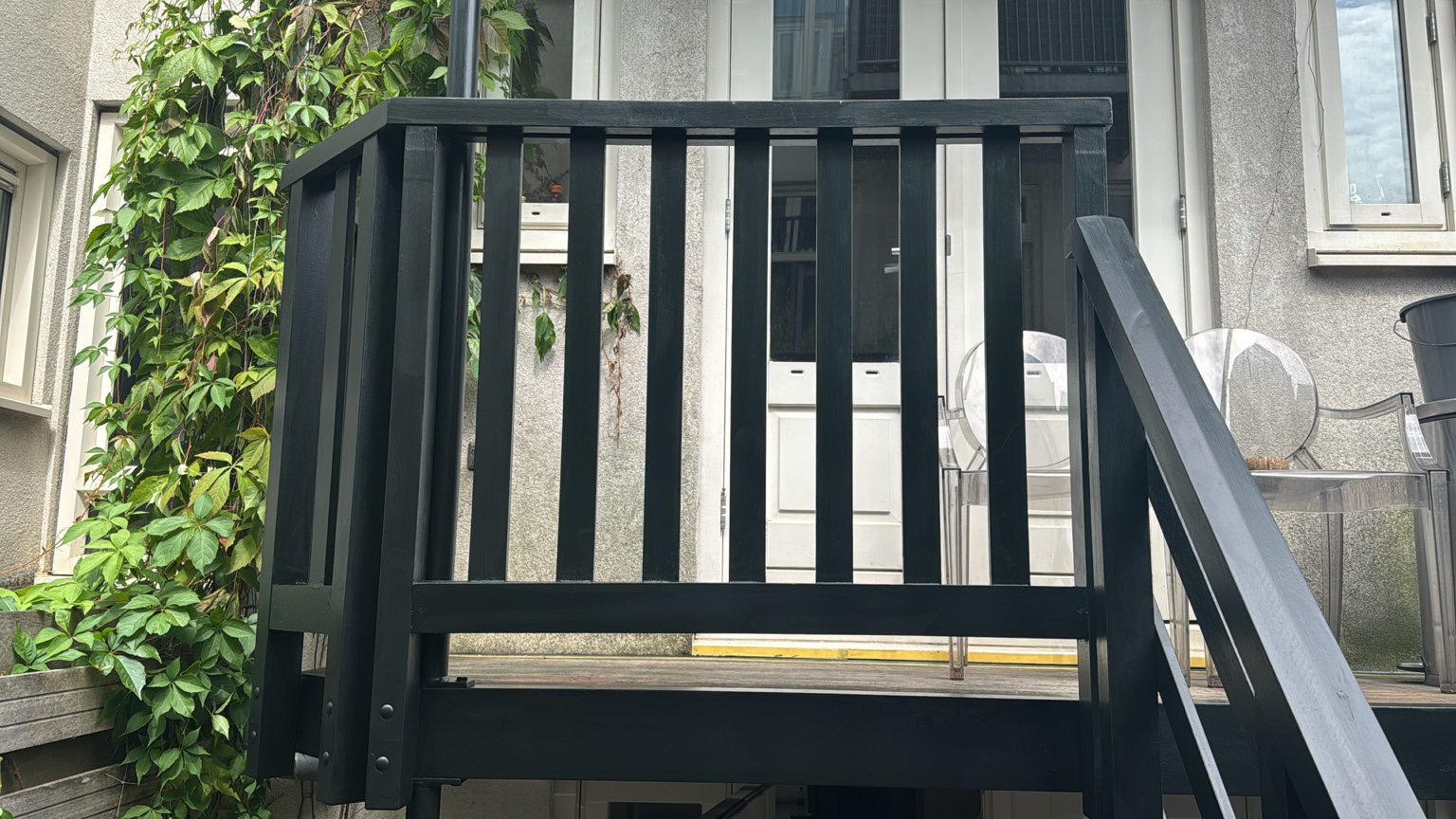 Detail van de donkere balkonbalustrade aan de Lange Leidsedwarsstraat in Amsterdam