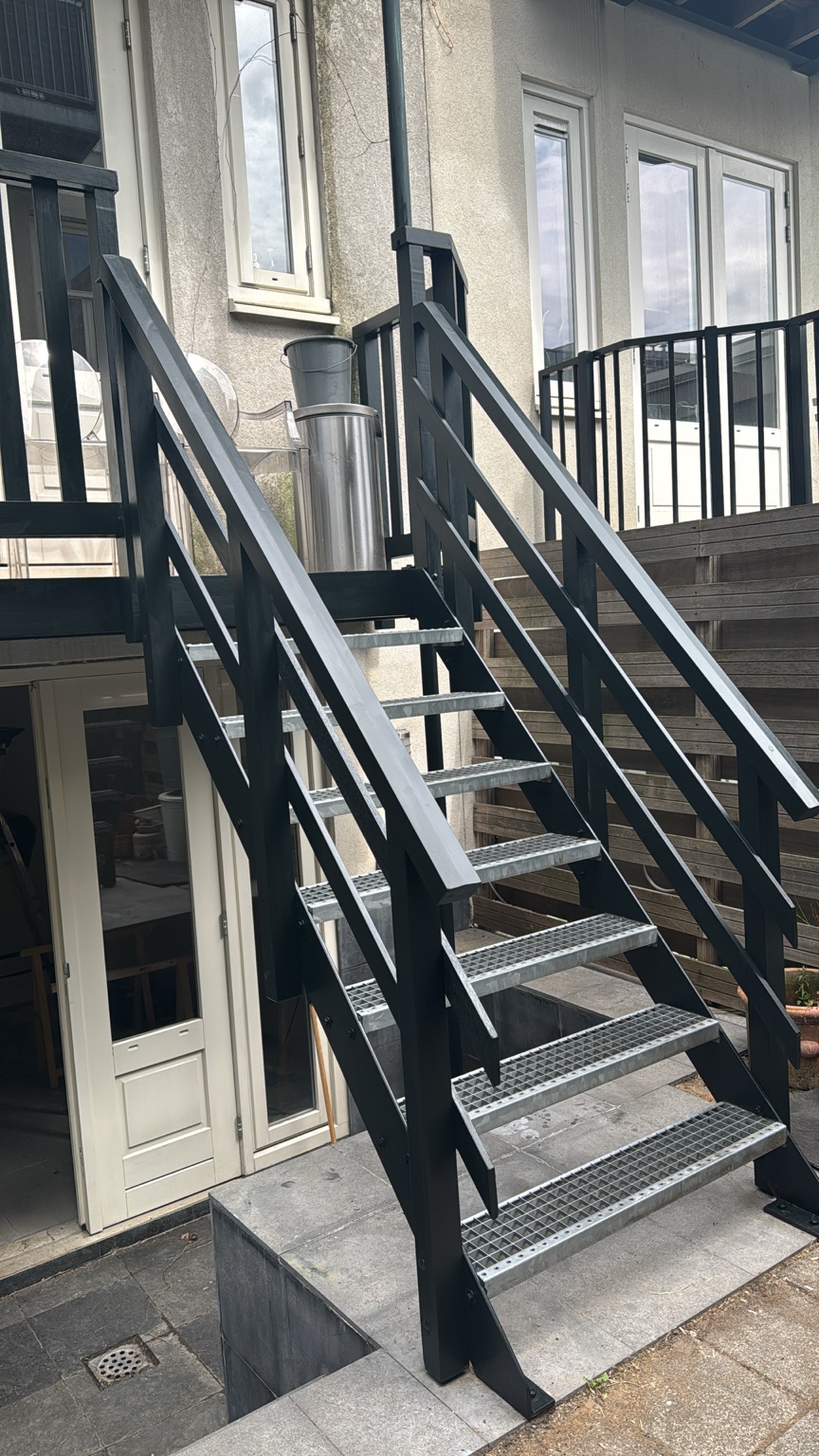 Buitentrap met donkere leuningen naar het balkon op de bel-etage aan de Lange Leidsedwarsstraat in Amsterdam